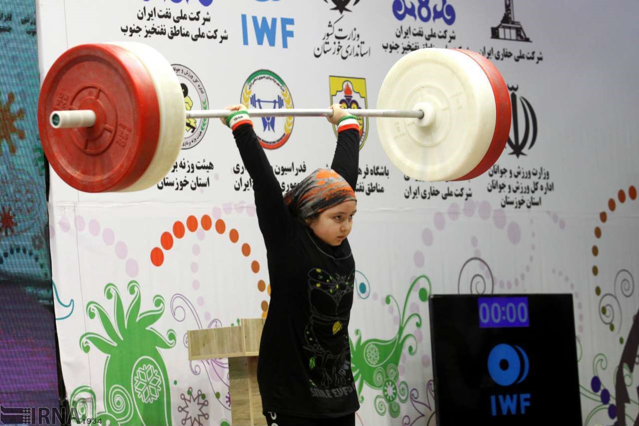 تصاویر | اولین دختران ایرانی که در یک مراسم رسمی وزنه‌برداری کردند