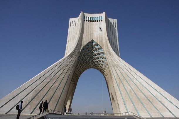شستشوی نماد تهران پس از هشت سال
