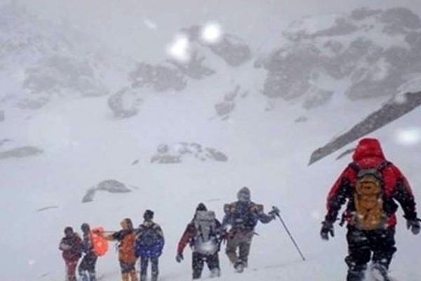 فیلم | کمپ هلال احمر در ارتفاع ۴۱۰۰ متری، کنار لاشه هواپیما