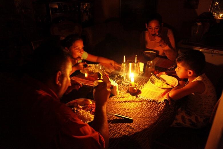 تصاویر | بحران آب و برق ونزوئلا را به خاموشی برد
