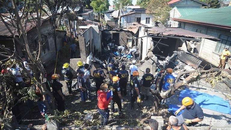 تصاویر | سقوط و برخورد یک هواپیما با منزل مسکونی در فیلیپین