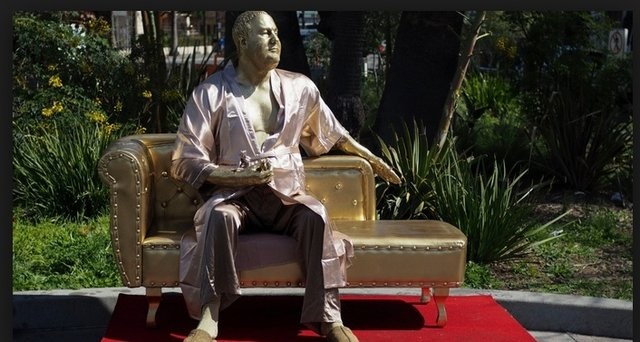 نصب مجسمه‌ای از تهیه‌کننده جنجالی در بلوار هالیوود