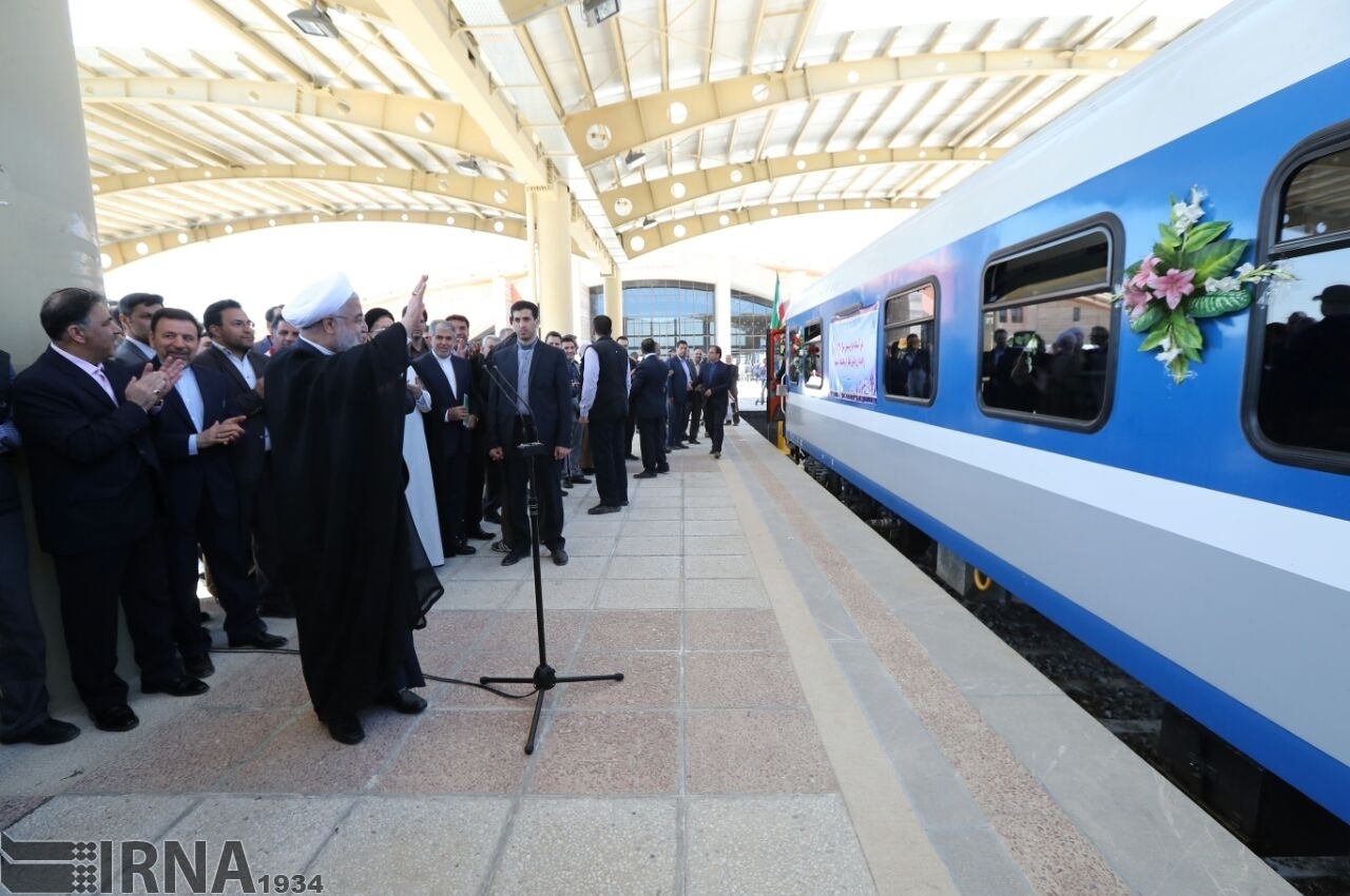تصاویر | بعد از ۲۷ سال انتظار قطار به کرمانشاه رسید