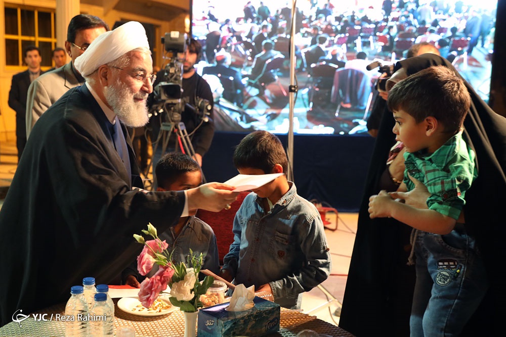 تصاویر | مهمانی سال نوی روحانی با حضور زلزله‌زدگان کرمانشاه