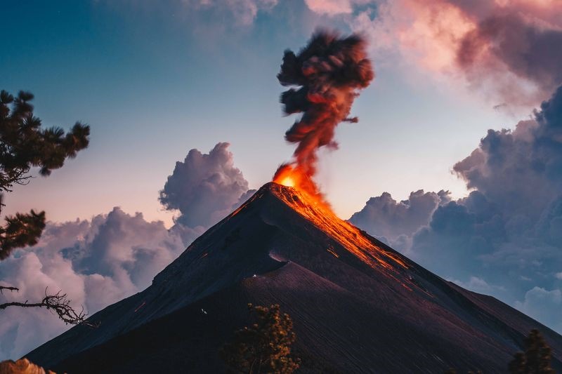 عکس | فوران آتشفشان در عکس روز نشنال جئوگرافیک