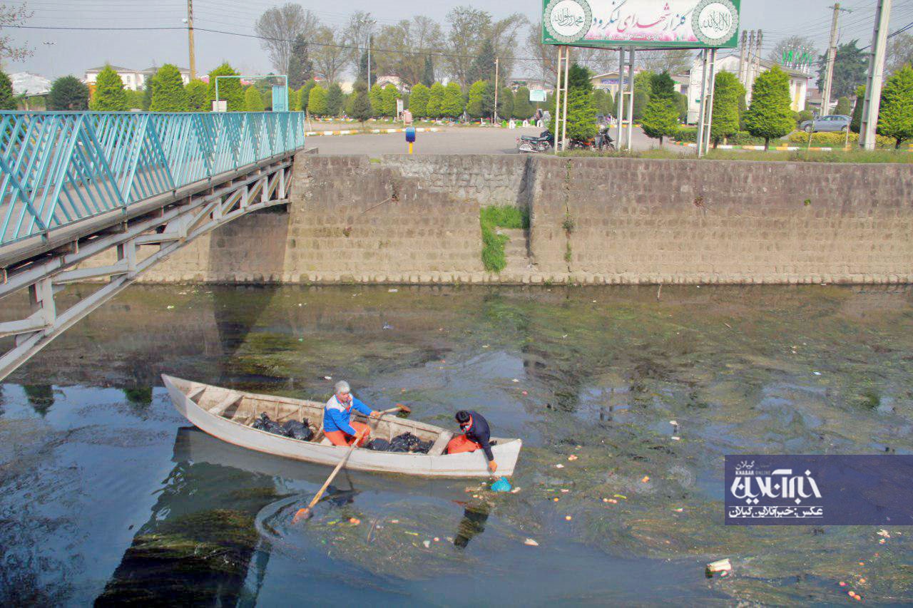 جمع‌آوری زباله‌های ریخته شده در رودخانه لنگرود با قایق | تصویر