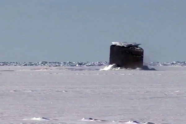 فیلم | لحظه خروج زیردریایی‌ هسته‌ای آمریکا از زیر یخ‌های قطبی