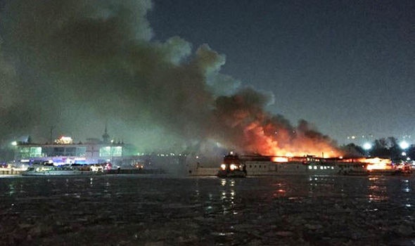 تصاویر | آتش‌سوزی مهیب یک قایق در روسیه