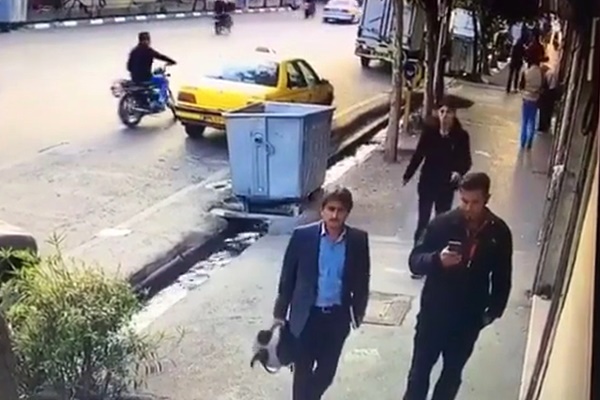 فیلم | لحظه سرقت تلفن‌همراه یک عابر در پیاده‌رو