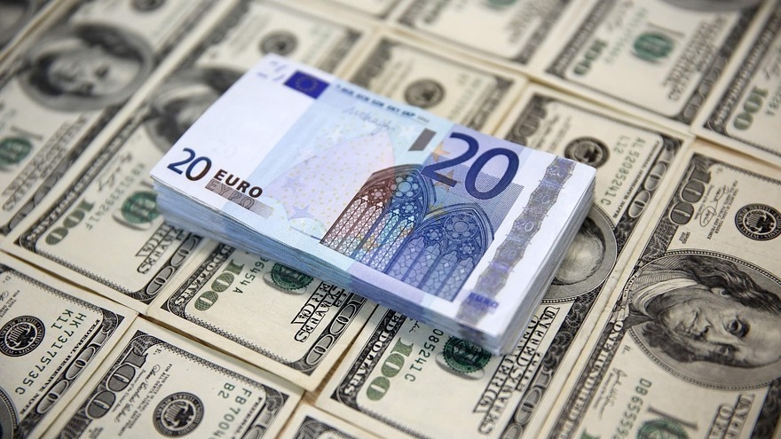 ادامه رویارویی دلار و یورو