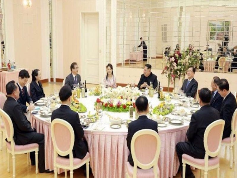 عکس | مقامات ۲ کره بر سر میز شام