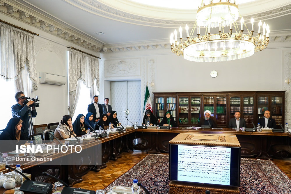 تصاویر | نشست زنان دولت و مجلس با رئیس‌جمهور
