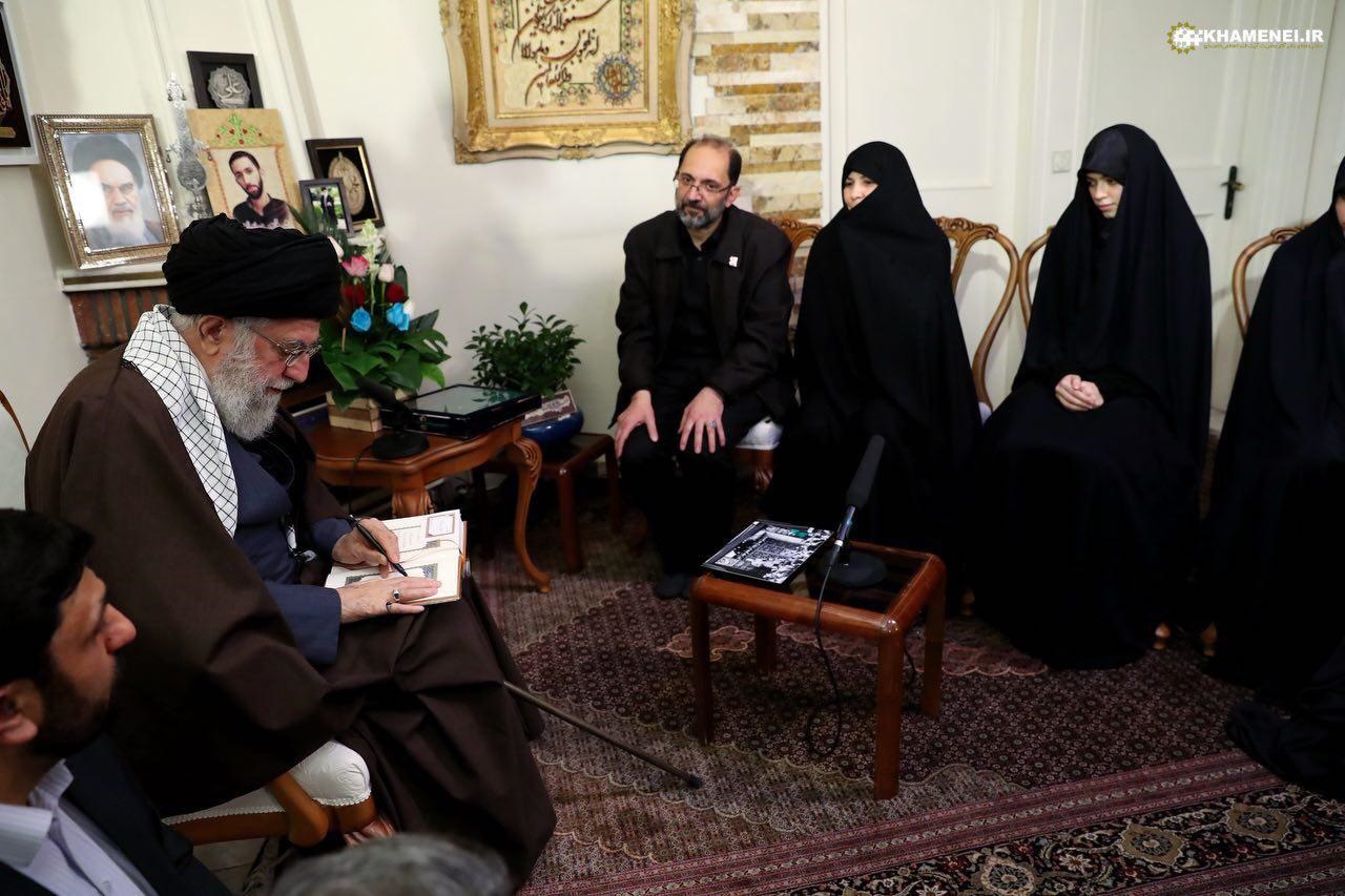 تصاویر | حضور رهبر انقلاب در منزل شهید محمدحسین حدادیان
