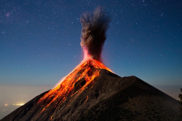 فیلم | تصاویر حیرت‌انگیز از آتشفشان و فوران مواد مذاب در هاوایی