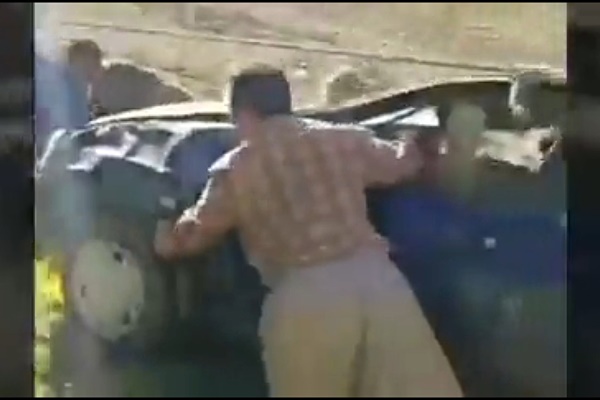 فیلم | مردم کرمانشاه خودروی سقوط‌کرده به دره را بیرون آوردند