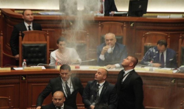 فیلم | اعتراض عجیب نمایندگان مجلس آلبانی؛ آرد پاشیدن روی سر نخست‌وزیر!