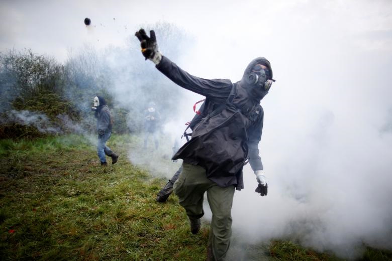 تصاویر | جنگ تن به تن پلیس با فعالان محیط زیست فرانسه