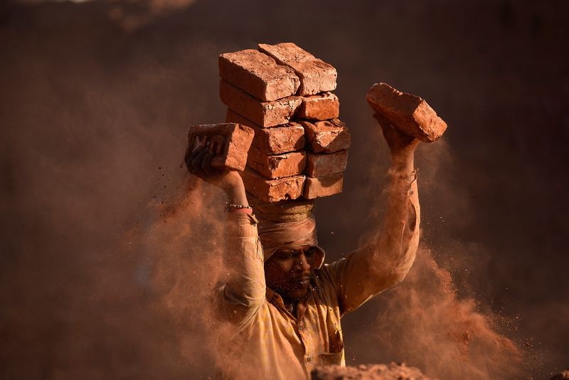 عکس | روزگار سخت کارگر کوره آجرپزی در عکس روز نشنال جئوگرافیک