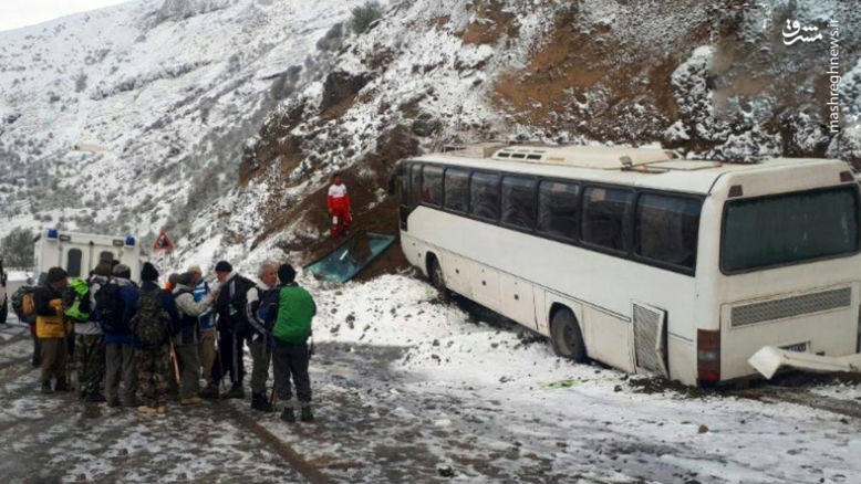 عکس | برخورد اتوبوس مسافربری با کوه در گردنه برفی حیران