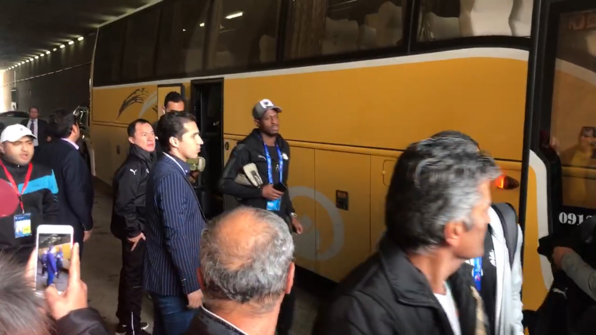 فیلم | لحظه ورود بازیکنان پرسپولیس و السد به استادیوم آزادی