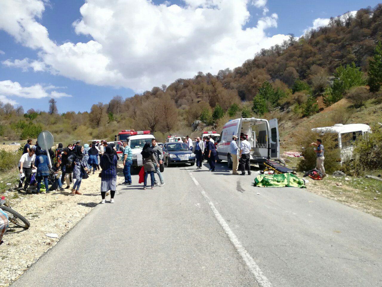 تصاویر | واژگونی مینی‌بوس دانشجویان دانشگاه دامغان در مازندران