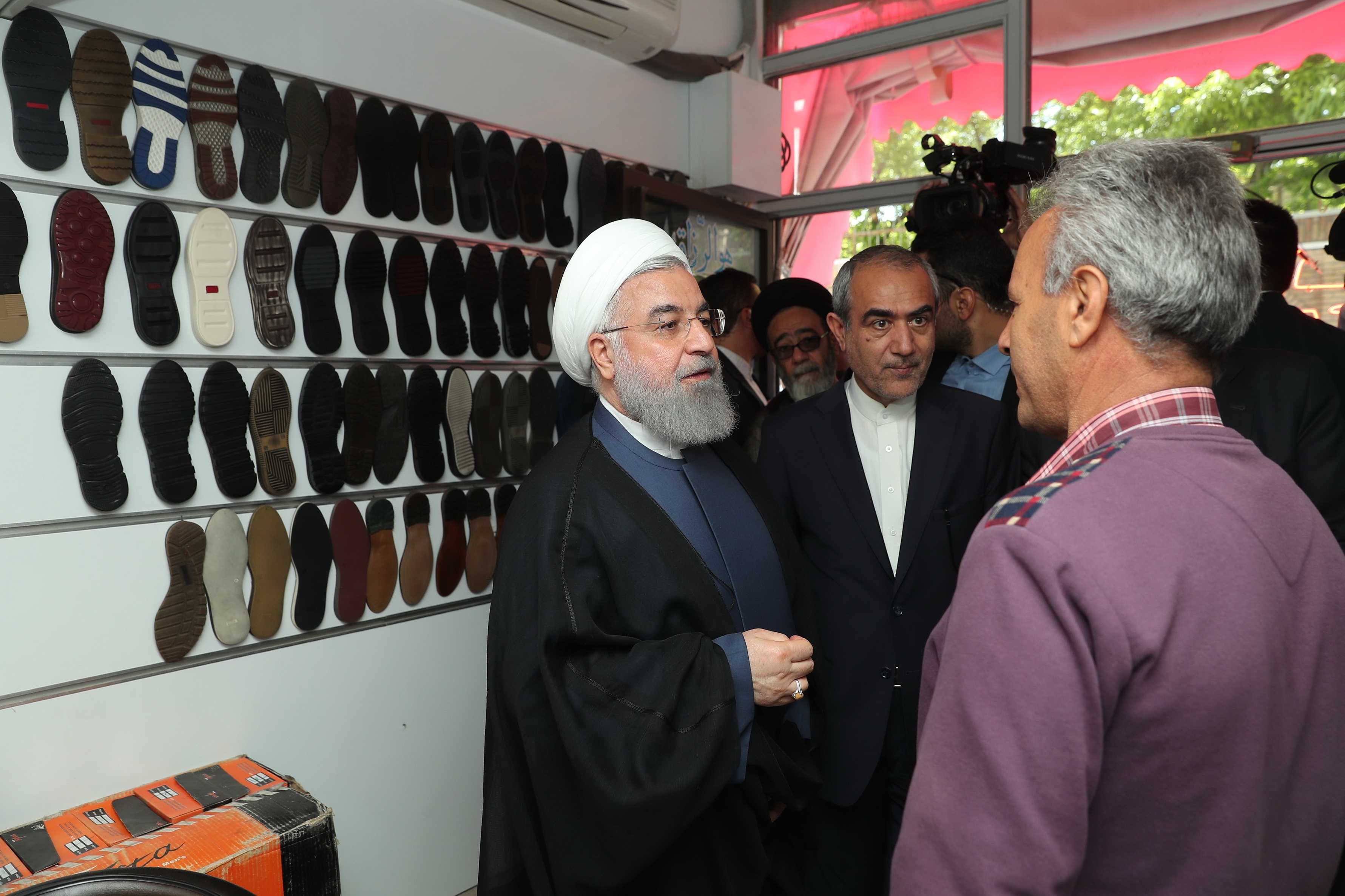 فیلم | پرسش و پاسخ رئیس جمهور در دیدار سرزده با بازاری‌های تبریز | چرا فروش امسال پایین آمده؟