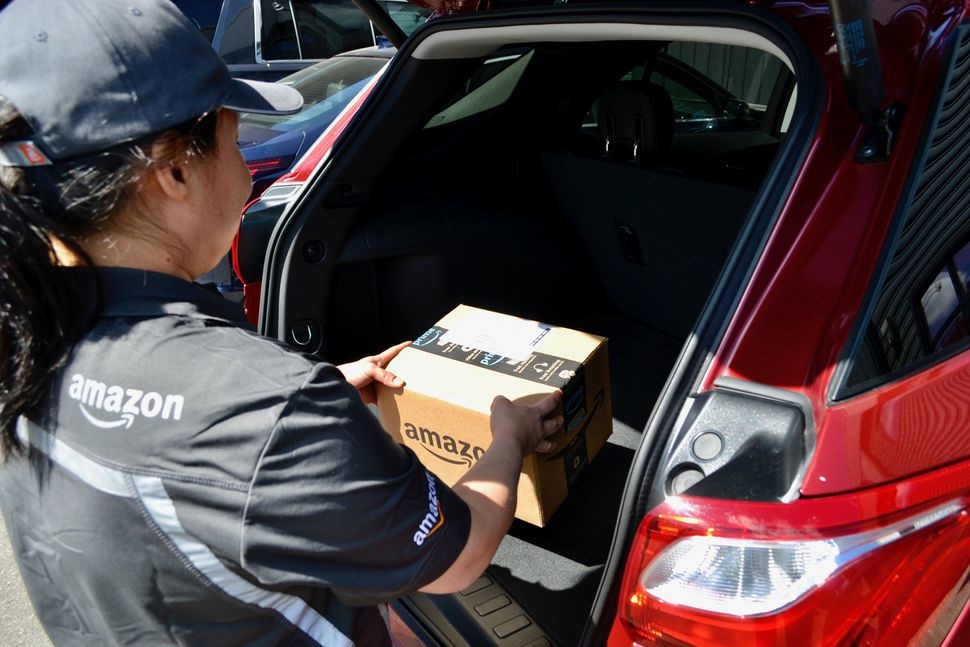 سرویس جدید آمازون بسته خریداری‌شده را داخل صندوق‌عقب خودرو می‌گذارد