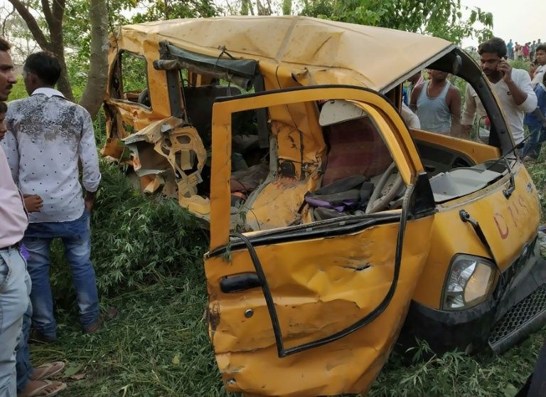 تصاویر |  تصادف مرگبار اتوبوس دانش آموزان با قطار در هند با 13 کشته