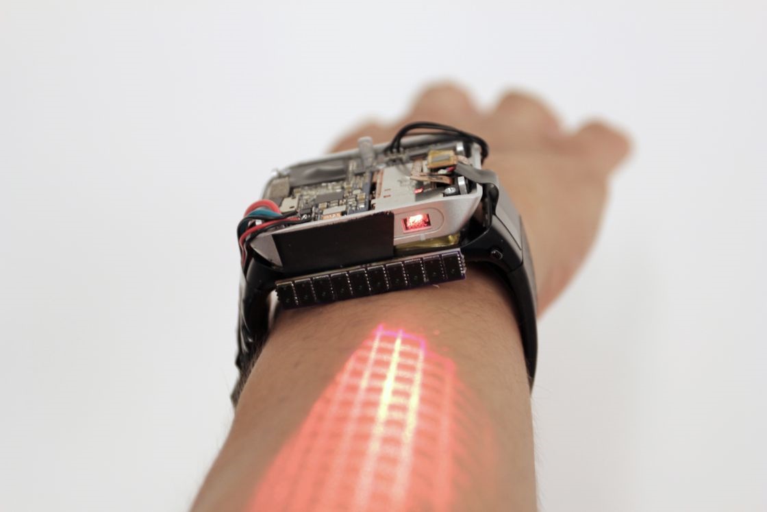 اولین ساعت هوشمند پروژکتور‌دار که پوست دستتان را به صفحه لمسی تبدیل می‌کند / عکس