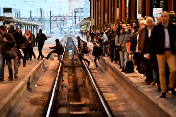 فیلم | اعتصاب کارکنان راه‌آهن فرانسه و سرگردانی مسافران