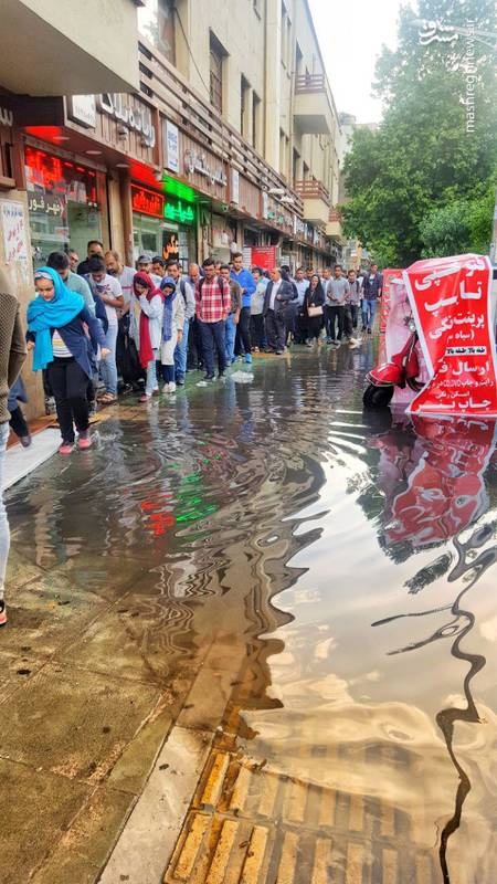 عکس | یک روز بارانی در خیابان ولیعصر(عج)