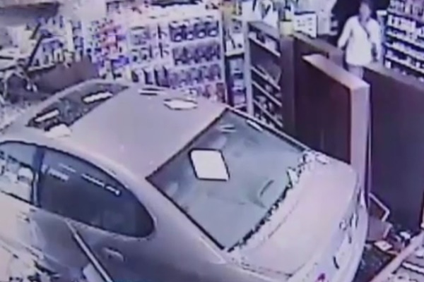 فیلم | راننده‌ای که با ماشین به داروخانه رفت!