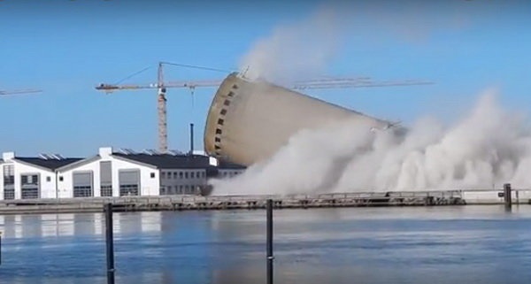 سقوط برج روی کتابخانه‌ای در دانمارک/ عکس