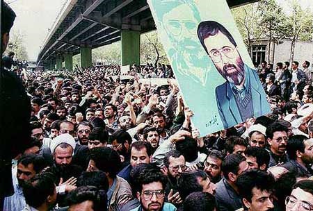 فیلم | رهبر انقلاب در مراسم تشییع پیکر شهید سیدمرتضی‌ آوینی ۲۵ سال پیش