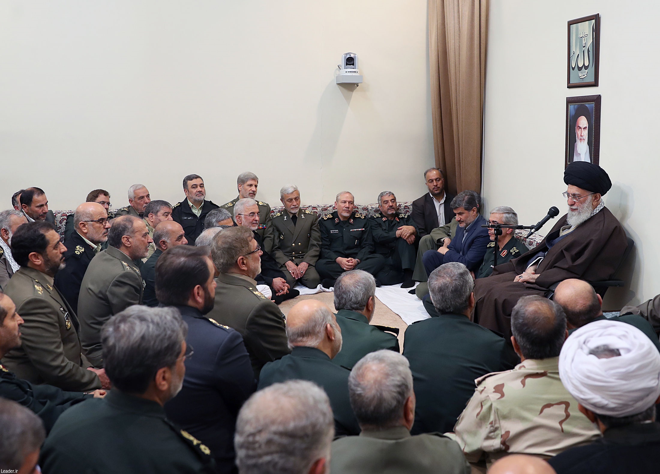 تصاویر | دیدار جمعی از فرماندهان ارشد نیروهای مسلح با رهبرانقلاب