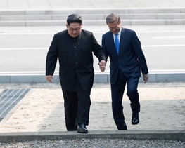 نظر شما دربارۀ این عکس چیست؟ / دیدار رهبران دو کره