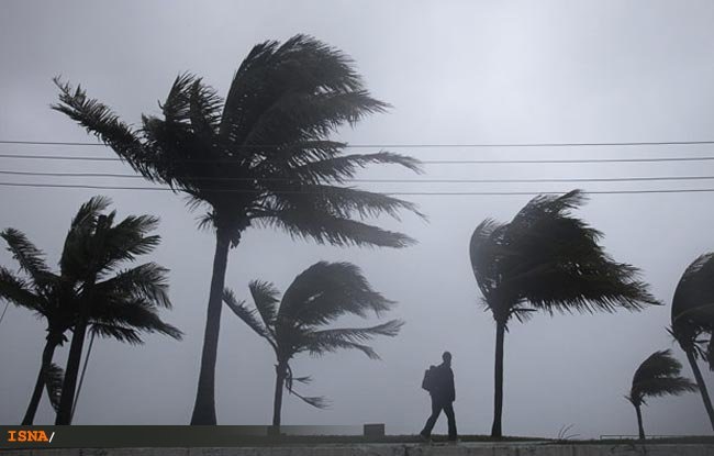 طوفان و باد به شبکه برق اهواز خسارت زد
