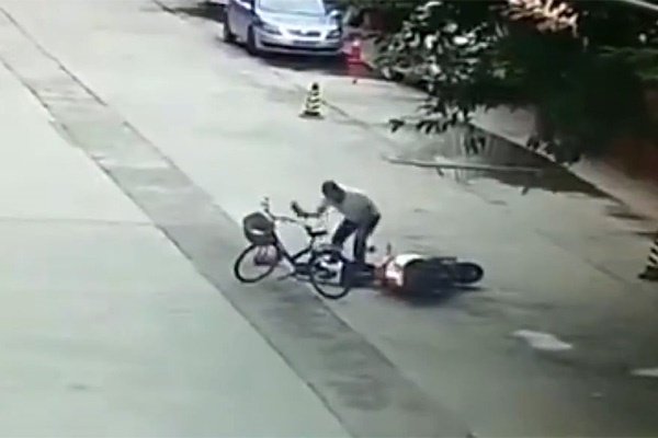فیلم | حمله به زن جوان در خیابان با ساطور!