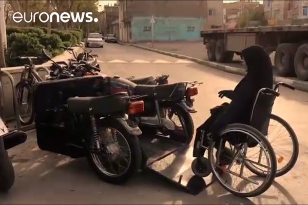 فیلم | گزارش یورونیوز از زن معلولی که در مشهد موتورسواری می‌کند!