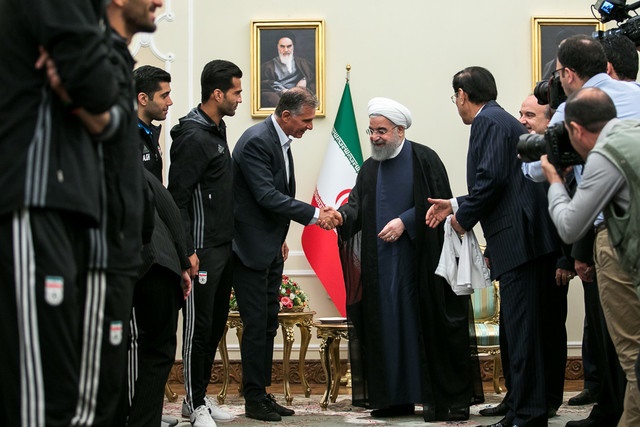 اهدای پیراهن شماره ۱۲ تیم ملی فوتبال ایران به رییس‌جمهور
