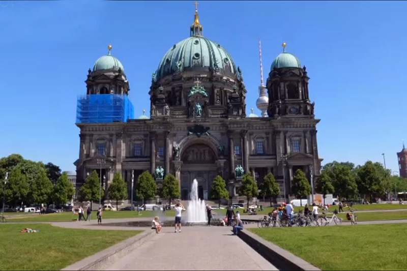 فیلم | زنبورداری روی پشت بام کلیسای جامع برلین!