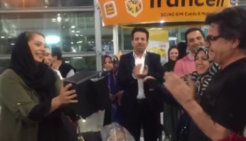 فیلم | نخل طلای کن در فرودگاه به جعفر پناهی رسید