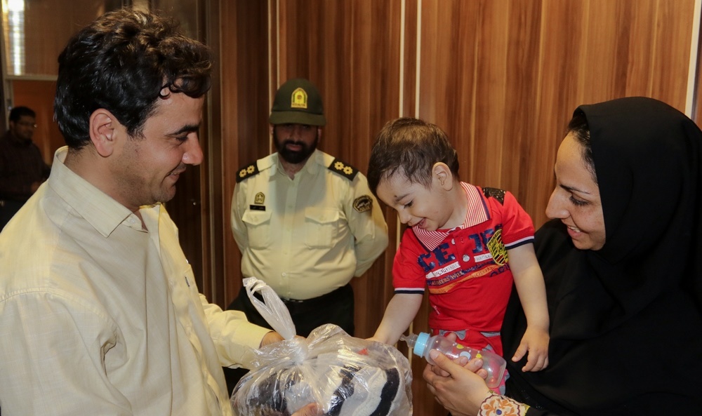 تصاویر | دستگیری زوج بی‌فرزندی که کودک ۱.۵ ساله را در حرم امام رضا(ع) دزدیدند
