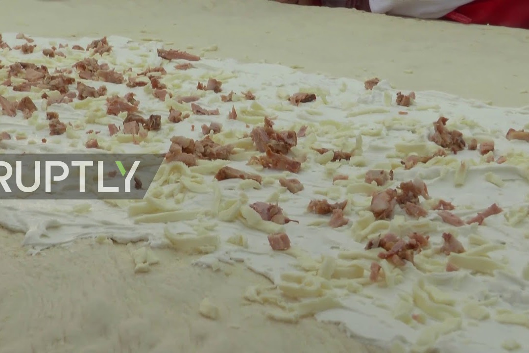 فیلم | بزرگ‌ترین پیتزای ناپلی جهان در ایتالیا 