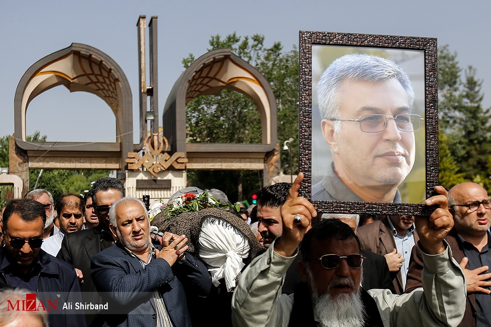 تصاویر | تشییع پیکر مجری قدیمی صداوسیما با حضور چهره‌های تلویزیونی