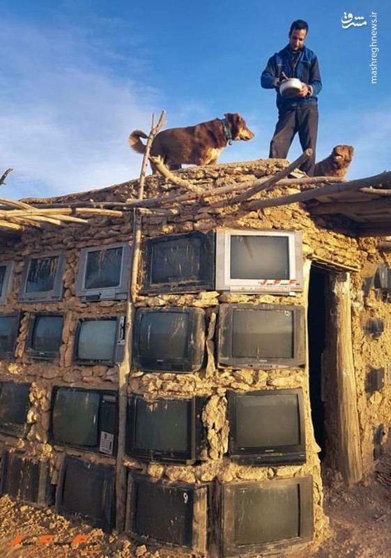 عکس | یک خانه روستایی عجیب در ایران | استفاده از تلویزیون به جای آجر در ساخت دیوار