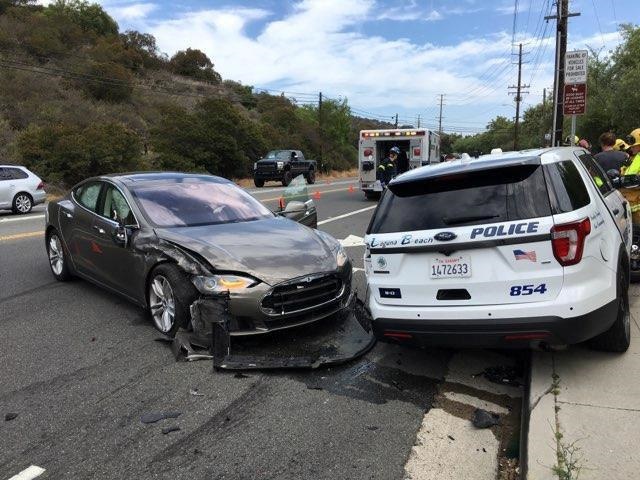تصادف خودروی نیمه‌خودران تسلا با ماشین پلیس در کالیفرنیا
