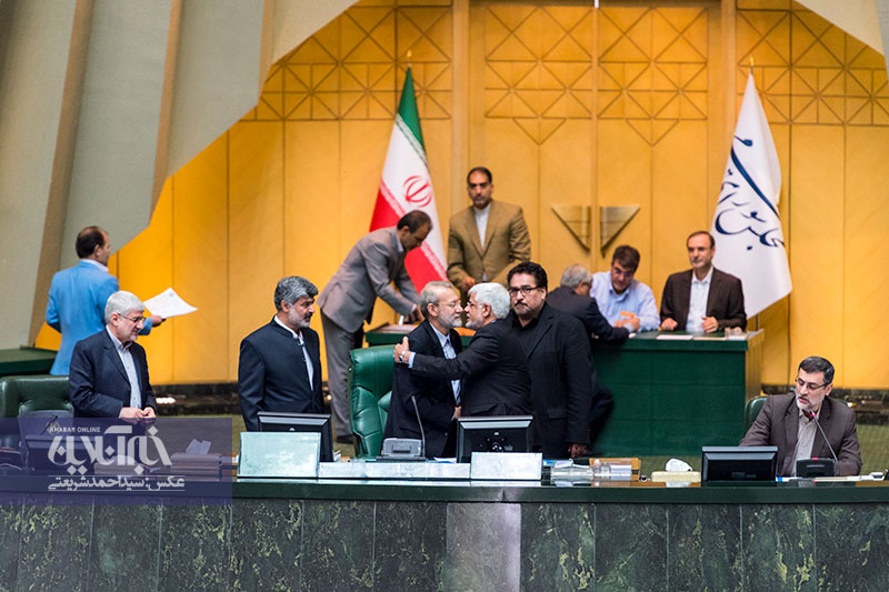 نظر شما درباره این عکس چیست؟/ تبریک عارف به لاریجانی