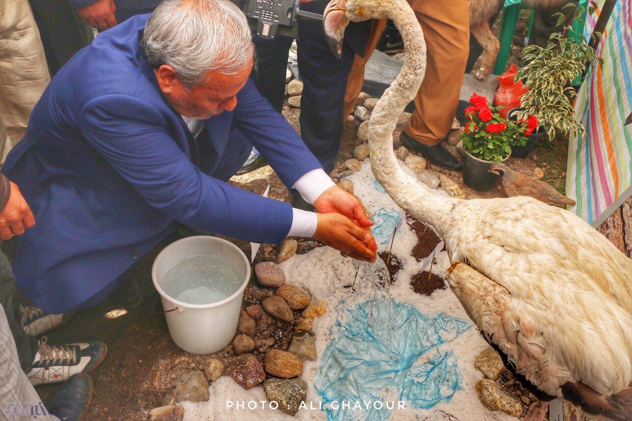 ریختن نمادین آب به ماکت دریاچه ارومیه توسط معاون رییس‌جمهور/ عکس