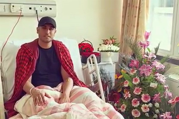 فیلم | پیام خواننده پاپ برای هوادارانش از روی تخت بیمارستان
